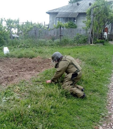 Pericol iminent! Grenadă de război, găsită pe marginea unui drum sătesc din comuna Cristinești - FOTO
