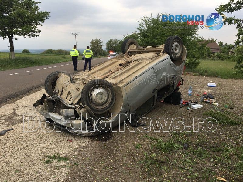 Accident cu victimă la Saucenița! O mașină scăpată de sub control s-a răsturnat în afara părții carosabile - FOTO