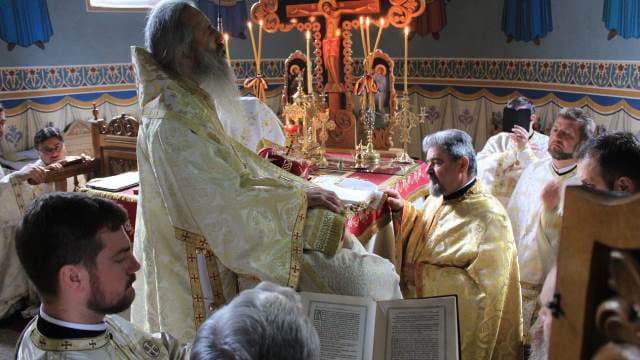ÎPS Teofan prezent la Dorohoi! Sfânta Liturghie, hirotonie și hirotesie săvârșite la Biserica „Sf. Împărați” - FOTO