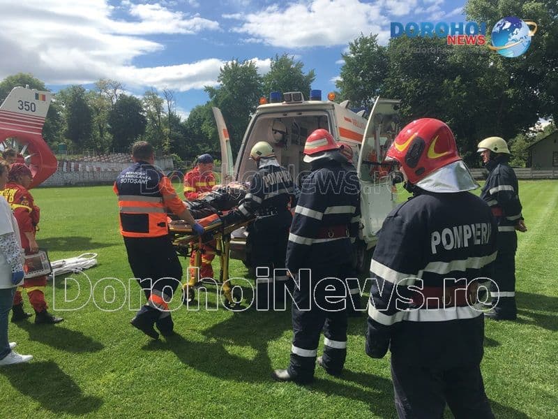Bărbat care a căzut de pe casă preluat de urgență de la Dorohoi de elicopterul SMURD - FOTO