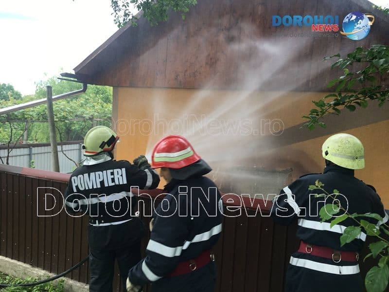 Incendiu izbucnit în curtea unei gospodării din Pădureni. Pompierii dorohoieni au prevenit extinderea acestuia - FOTO