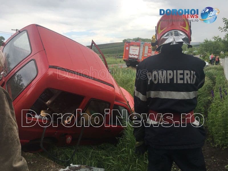 Accident la ieșirea din Dorohoi! O mașină s-a răsturnat în afara părții carosabile la Stracova - FOTO
