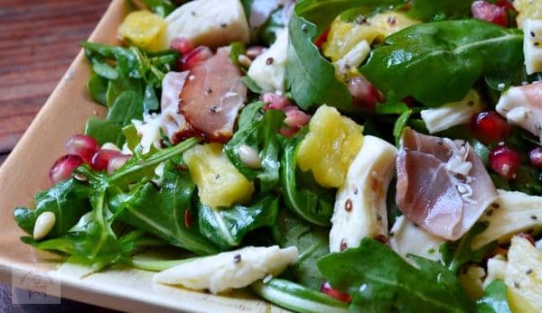 Salată de pui cu rucola, iaurt și usturoi