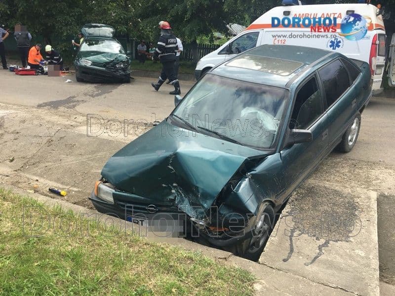Tragedie la Carasa! Un bărbat a murit și trei persoane au ajuns la spital în urma unui impact frontal - FOTO