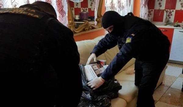 Produse de contrabandă confiscate de poliţişti în urma a două percheziţii domiciliare