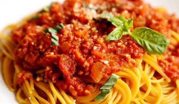 Spaghetti cu sos picant de vițel
