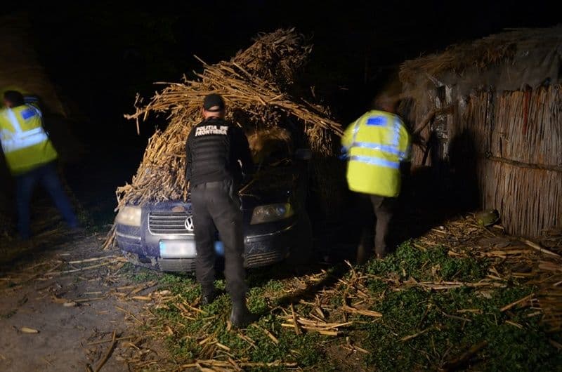 Mașină burdușită cu țigări de contrabandă descoperită de polițiștii de frontieră ascunsă sub nişte coceni de porumb - FOTO