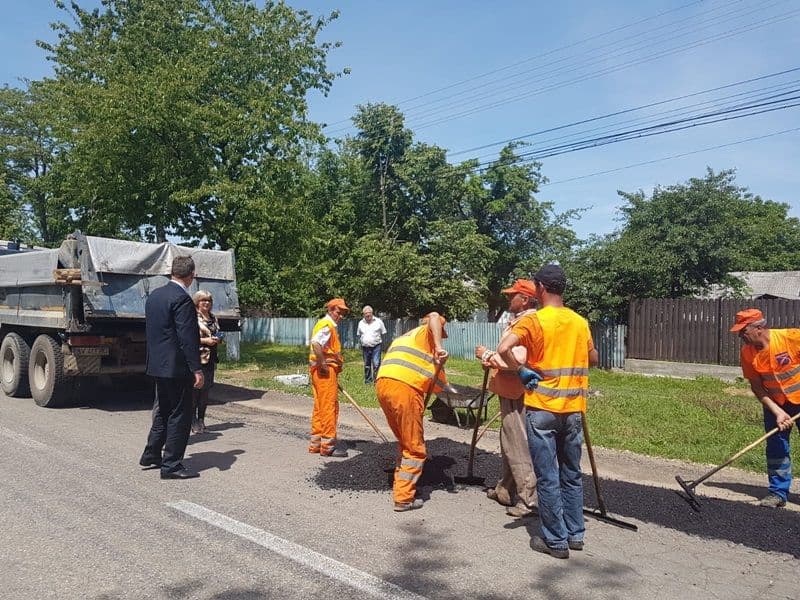 Lucrările pregătitoare pentru turnarea covoarelor asfaltice pe drumurile naționale, inspectate de prefect - FOTO