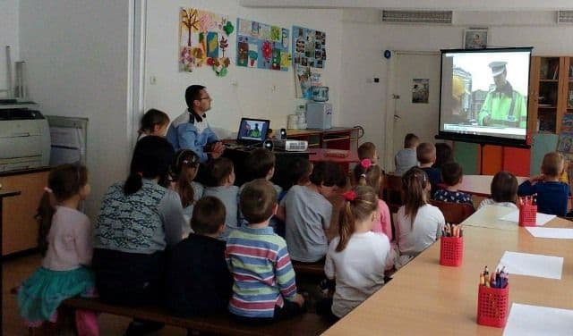 Activităţi preventive ale poliţiştilor rutieri în săptămâna prevenirii criminalităţii - FOTO