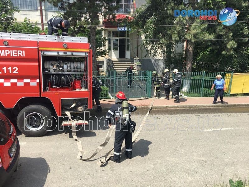 Incendiu la Școala Gimnazială „A.I. Cuza” Dorohoi: Exercițiu de amploare a pompierilor - FOTO