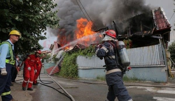 Patru gospodării cuprinse de flăcări în prima zi de Rusalii. 40 de pompieri şi voluntari din Botoșani s-au luptat cu focul
