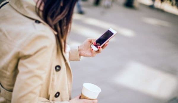Sfaturi de la Poliţie pentru folosirea în siguranţă a telefonului mobil: Evitați reţelele wi-fi publice în timpul operaţiunilor bancare”