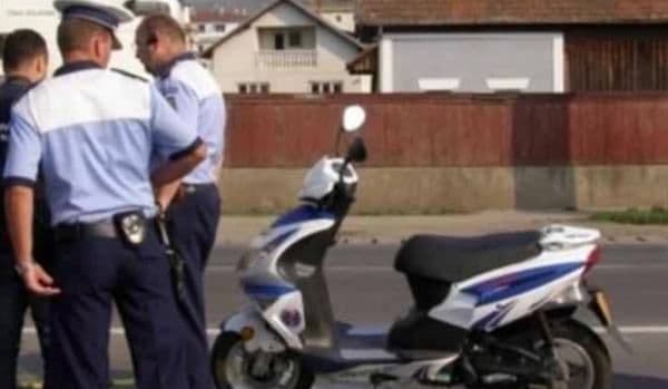 Puşti de 14 ani, prins la plimbare cu mopedul, deşi nu avea permis. Adolescentul se va alege cu dosar penal