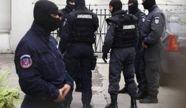Percheziţii desfăşurate de poliţişti pe raza comunei Cristineşti, la persoane cercetate pentru comiterea de tâlhării