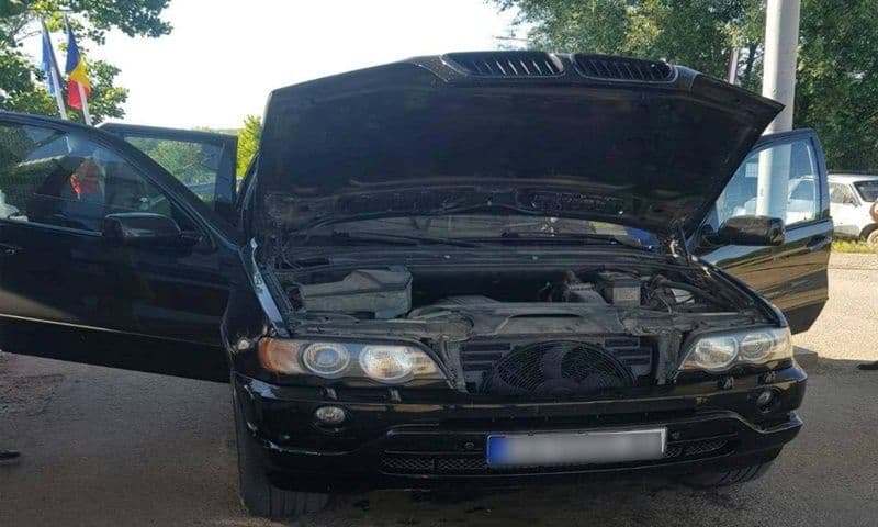 BMW X5 alimentat cu ţigarete de contrabandă