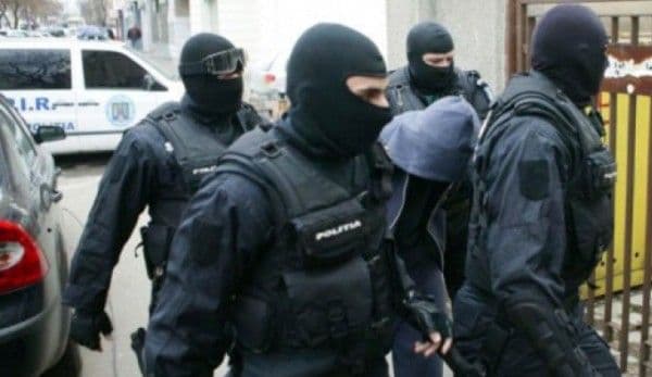 Trei bărbați din Cristinești reţinuți în urma perchezițiilor din această dimineaţă