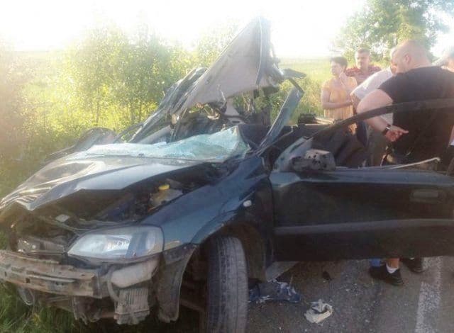 O tânără de 18 ani din Mihăileni a murit după ce maşina în care se afla a fost lovită de un autocar și aruncată într-un TIR