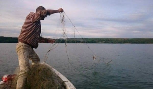 Doi bărbaţi depistaţi la pescuit pe râul Prut folosind unelte interzise