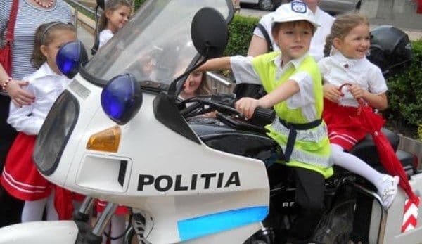Polițiști în mintea copiilor: Activităţi a polițiștilor cu ocazia zilei de 1 IUNIE