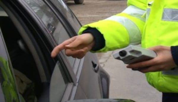 Trei infracțiuni dintr-un foc. A condus beat, fără permis și a agresat un polițist!