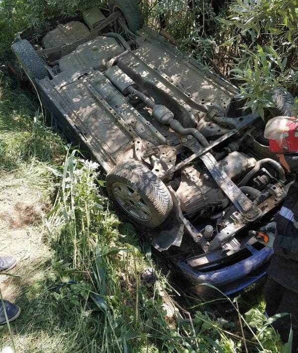 ACCIDENT! Mașină răsturnată pe cupolă la Smârdan - FOTO