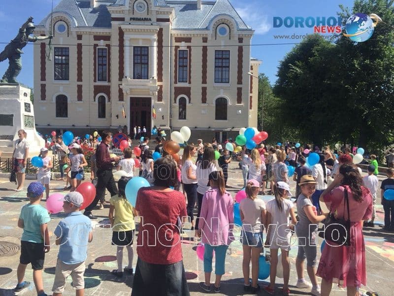 Zilele Copilului Dorohoi 2018: Desene pe asfalt, suflete de copii, baloane, zâmbete și culoare - FOTO