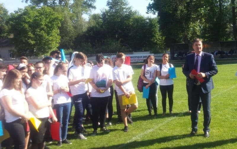 Prefectul Dan Şlincu, alături de copiii din Dorohoi, la sărbătoarea lor - FOTO