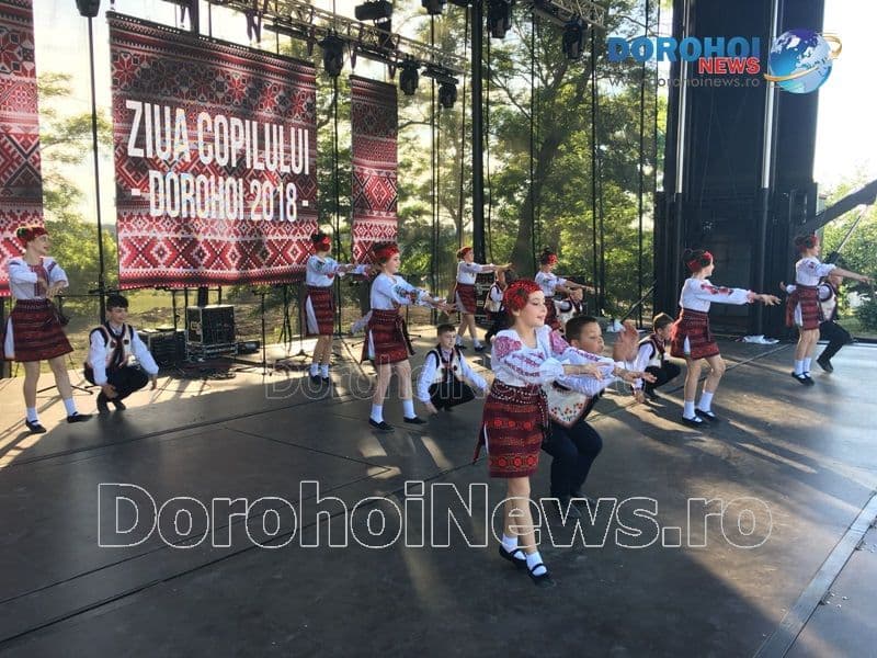Spectacol oferit de copiii veseli și talentați din unitățile de învățământ dorohoiene - FOTO