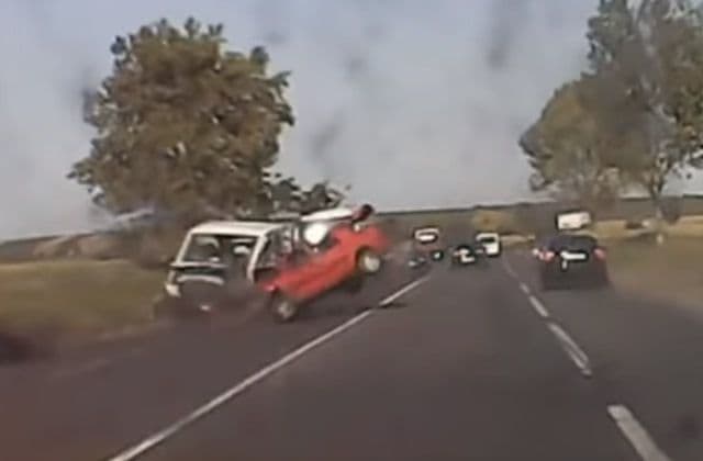 Accident! Impact violent între un autoturism înmatriculat în Botoșani și o autoutilitară pe E58 - VIDEO