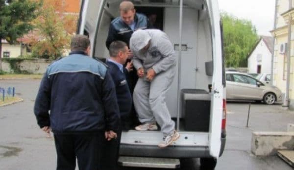 Nu i-au plăcut „gratiile” de acasă. Un adolescent de 17 ani a încălcat măsura arestului la domiciliu şi a fost arestat preventiv