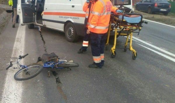Atenţie, biciclist băut! Un bărbat s-a rănit după ce s-a dezechilibrat şi a căzut pe carosabil