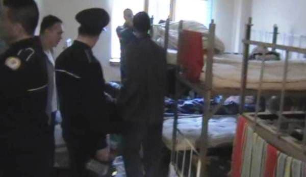 Vezi ce au descoperit polițiștii în urma percheziţiei într-o cameră a Penitenciarului de Maximă Siguranţă