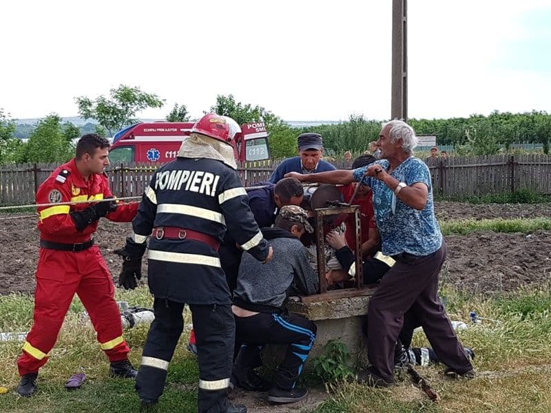 Operațiune dificilă pentru salvarea unei femei căzute în fântână – FOTO