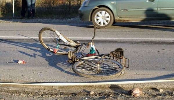 GRAV! Doi copii de 7 și 9 ani răniți într-un accident rutier. Unul dintre minori a fost transferat la Iași în comă!