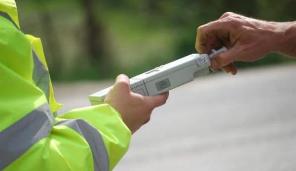Șofer cu alcool la bord depistat de polițiști în trafic