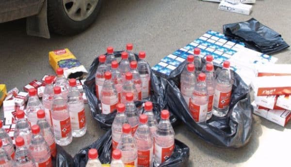 Ţigări și alcool de contrabandă, confiscate de poliţişti din Piaţa Dorohoi