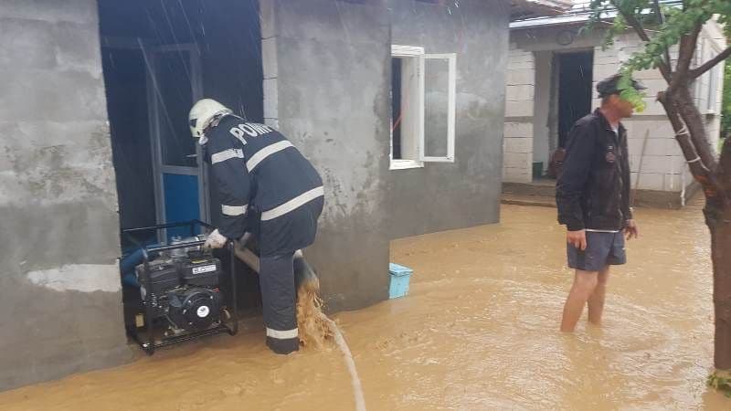 PAGUBE după ploi: Case și curți inundate în județul Botoșani. Se anunță „Cod Galben” de inundații - FOTO