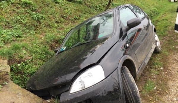 Accident cu o victimă după ce o mașina a derapat și a intrat într-un podeț