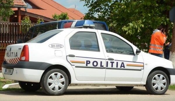 Inconștiență! S-a urcat la volan beat criță și s-a oprit într-un sâlp, pe strada Ștefan Airinei din Dorohoi