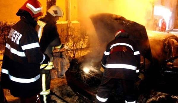 Mașină cuprinsă de flăcări pe strada Duzilor din Dorohoi
