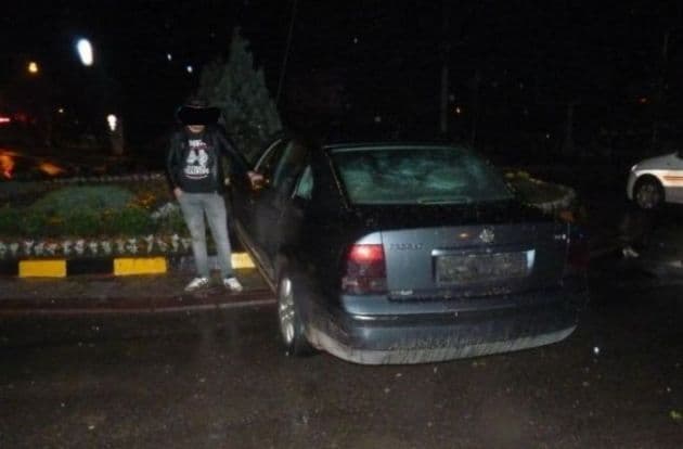 Băut la volan, s-a urcat cu mașina pe scuarul sensului giratoriu!