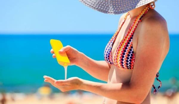 Studiu: nu soarele cauzează cancer, ci loţiunile de plajă