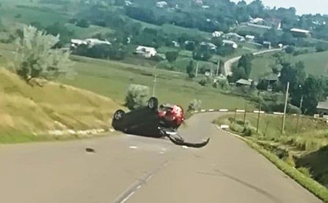 Mașină răsturnată, roți sărite, șofer rănit... Neatenția la volan duce la accidente!