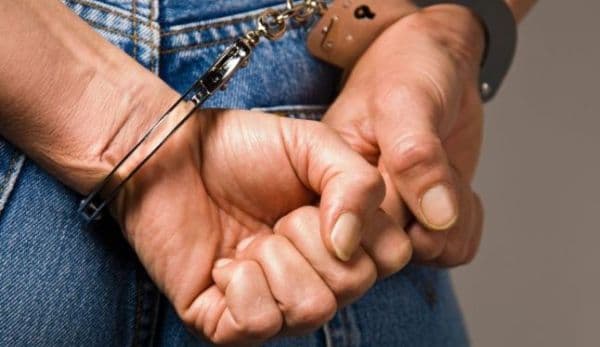 Doi tineri s-au ales cu dosar penal după ce au devastat un bar