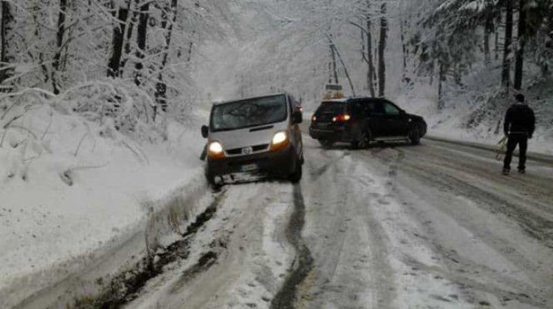 Vremea a luat-o razna. A nins în România! Stratul de zăpadă măsoară 4 centimetri