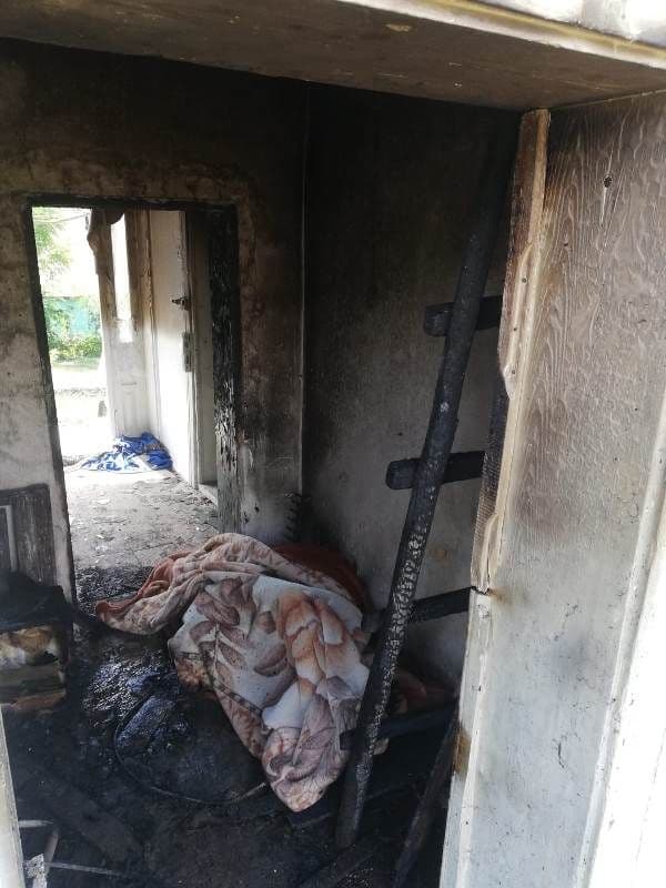 Tragedie! Femeie găsită carbonizată după ce locuința i-a luat foc – FOTO