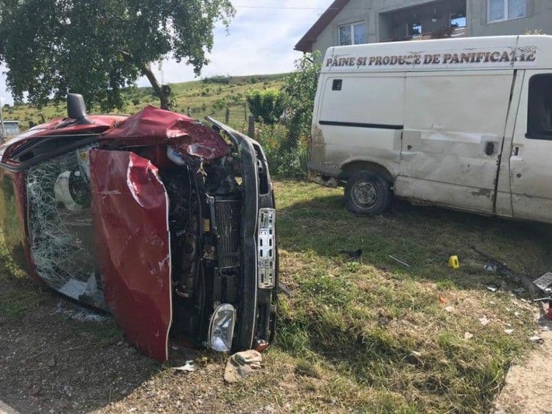 Accident produs pe fondul vitezei excesive. Doi adulți și un minor au ajuns la spital - FOTO 