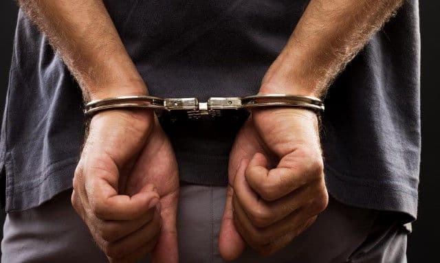 Bărbat reținut de polițiști în vederea încarcerării