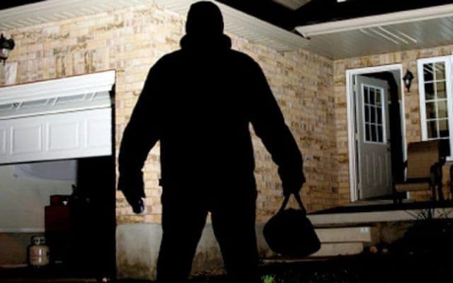 Jaf „ca în filme” cu prejudiciu de 80 de lei. Tineri reținuți de polițiștii botoșăneni