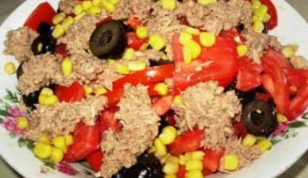 Salată de ton cu roşii şi măsline